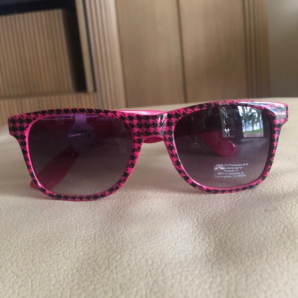 Fuchsia & black houndstooth printed wayfarers NWT